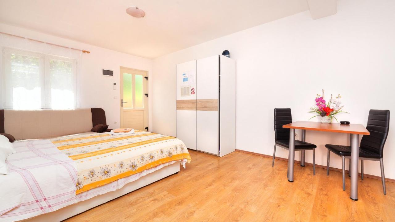 Apartments Barbara With Pool Brseč Chambre photo